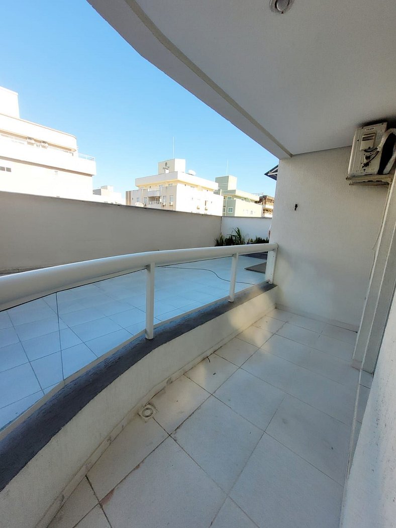 107- Apartamento c/ patio e piscina privada Bombas