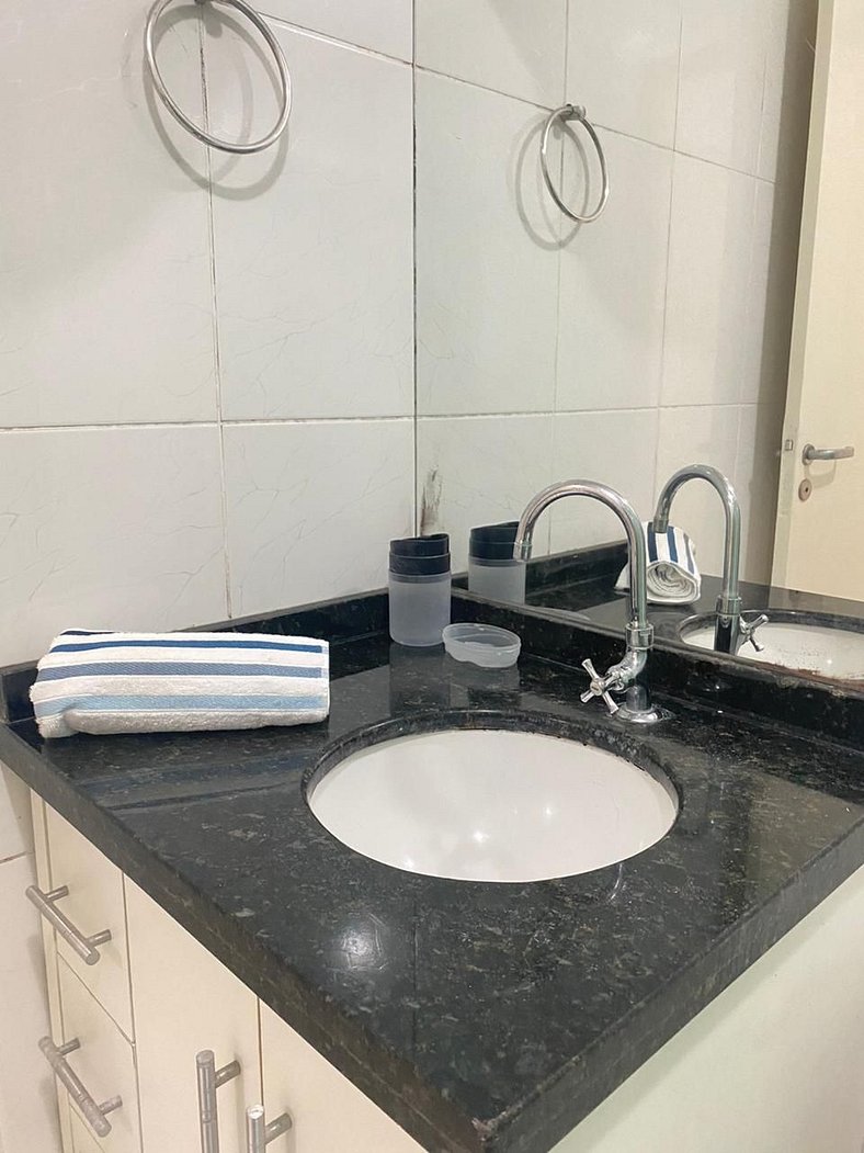 107- Apartamento c/ patio e piscina privada Bombas