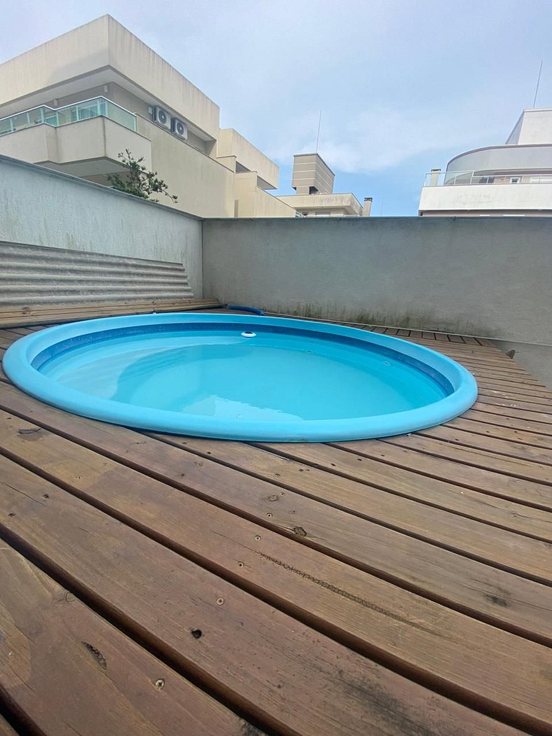 107- Apartamento c/ patio e piscina privada Bombas