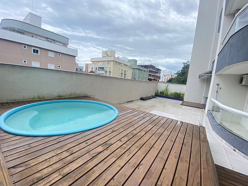 107- Apartamento c/ patio e piscina privada Bombas