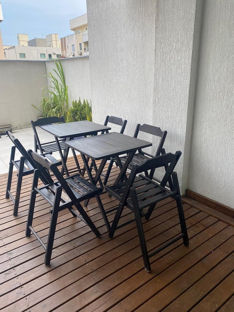 107- Apartamento c/ patio e piscina privada Bombas