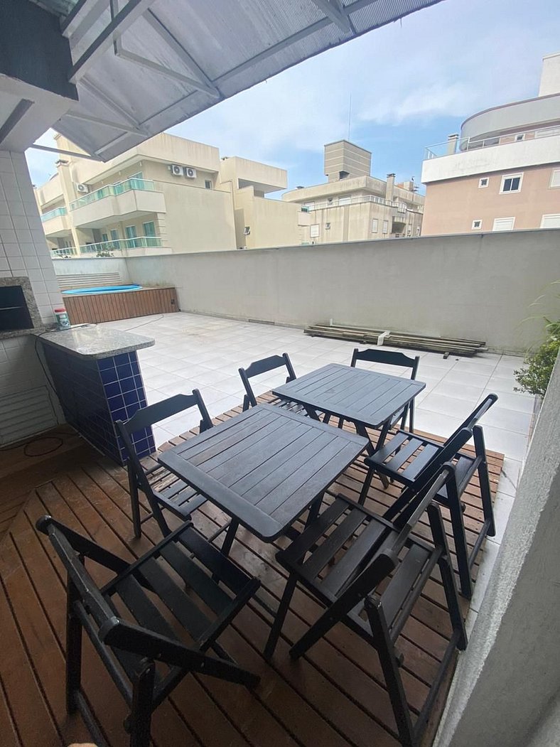 107- Apartamento c/ patio e piscina privada Bombas