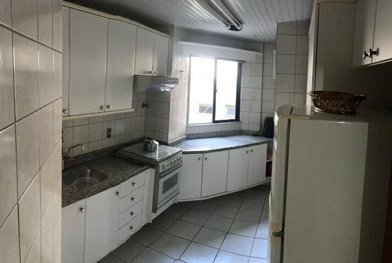 204- Apartamento quadra mar Meia Praia