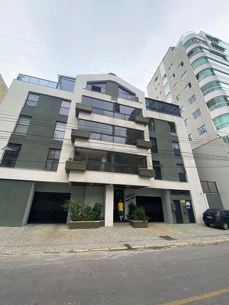 204- Apartamento quadra mar Meia Praia