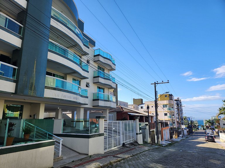 Apartamento de 2 dormitórios no centro de Bombinhas